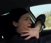 VIDEO: Chytrová rozsekala auto a klela. Neměla totiž...